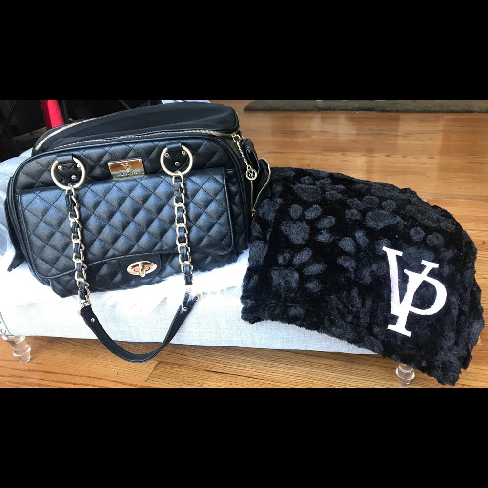 VANDERPUMP PETS BLACK DOG CARRIER & BLANKET
